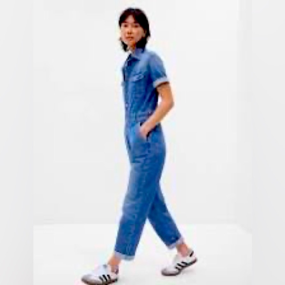 Gap denim jumpsuit petite size 6 (medium)